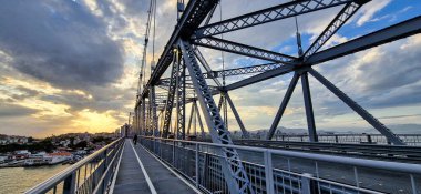 Florianopolis, Brezilya - 29 Aralık 2023: Hercilio Luz Köprüsü, Ponte Hercilio Luz, Santa Catarina, Brezilya, Güney Amerika 'daki Florianopolis adasına tek erişim