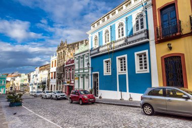 Salvador, Brezilya - 31 Aralık 2023: Brezilya 'nın Salvador da Bahia kentindeki Pelourinho ve Santo Antonio tarihi bölgesinde renkli koloni evleri.