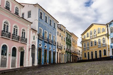 Salvador, Brezilya - 31 Aralık 2023: Brezilya 'nın Salvador da Bahia kentindeki Pelourinho ve Santo Antonio tarihi bölgesinde renkli koloni evleri.