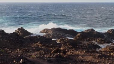 Gran Canaria, kuzey kıyısı, Punta Sardina Burnu 'nun çevresi, güçlü köpüklü okyanus dalgaları kıyı boyunca kırılıyor. Gran Kanaryası, Kanarya Adaları, İspanya