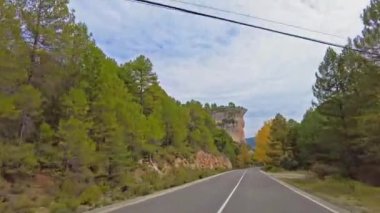 Hoz de Beteta, Cuenca, Castilla la la Mancha, İspanya 'daki Tobar' ın geniş lagünündeki karistik uçurumlar boyunca sürerken Cuenca 'nın sıradağlarının manzaraları