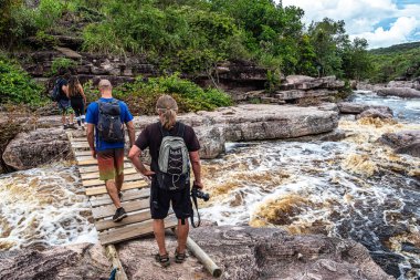 Mucuge, Brezilya - Ocak 03, 2024: Şelale ve Poco do Pato 'yu oluşturan Mucugezinho nehrinin manzarası, Chapada Diamantina, Bahia, Brezilya