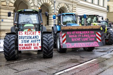 Münih, Almanya - Ocak 08, 2024: Çiftçilerin büyük bir tezahürü Münih şehrini çökertti. Almanya 'nın Münih kentindeki Odeonsplatz' da çalışmaya değecek bir ücret için savaşıyorlar..