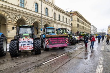 Münih, Almanya - Ocak 08, 2024: Çiftçilerin büyük bir tezahürü Münih şehrini çökertti. Almanya 'nın Münih kentindeki Odeonsplatz' da çalışmaya değecek bir ücret için savaşıyorlar..