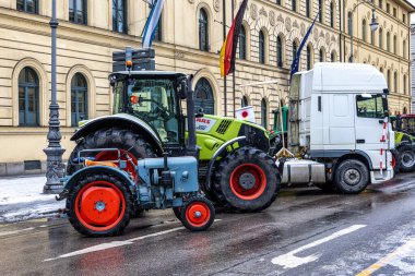 Münih, Almanya - Ocak 08, 2024: Çiftçilerin büyük bir tezahürü Münih şehrini çökertti. Almanya 'nın Münih kentindeki Odeonsplatz' da çalışmaya değecek bir ücret için savaşıyorlar..