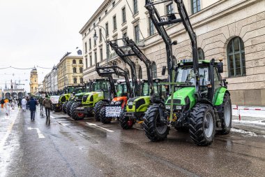 Münih, Almanya - Ocak 08, 2024: Çiftçilerin büyük bir tezahürü Münih şehrini çökertti. Almanya 'nın Münih kentindeki Odeonsplatz' da çalışmaya değecek bir ücret için savaşıyorlar..