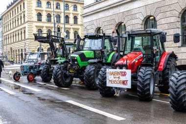 Münih, Almanya - Ocak 08, 2024: Çiftçilerin büyük bir tezahürü Münih şehrini çökertti. Almanya 'nın Münih kentindeki Odeonsplatz' da çalışmaya değecek bir ücret için savaşıyorlar..
