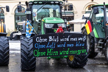 Münih, Almanya - Ocak 08, 2024: Çiftçilerin büyük bir tezahürü Münih şehrini çökertti. Almanya 'nın Münih kentindeki Odeonsplatz' da çalışmaya değecek bir ücret için savaşıyorlar..