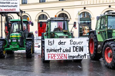 Münih, Almanya - Ocak 08, 2024: Çiftçilerin büyük bir tezahürü Münih şehrini çökertti. Almanya 'nın Münih kentindeki Odeonsplatz' da çalışmaya değecek bir ücret için savaşıyorlar..