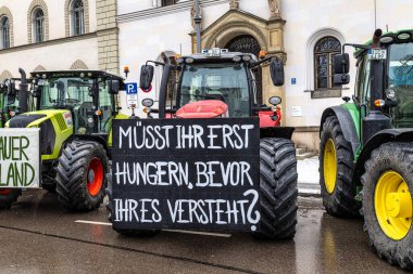 Münih, Almanya - Ocak 08, 2024: Çiftçilerin büyük bir tezahürü Münih şehrini çökertti. Almanya 'nın Münih kentindeki Odeonsplatz' da çalışmaya değecek bir ücret için savaşıyorlar..