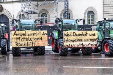 Münih, Almanya - Ocak 08, 2024: Çiftçilerin büyük bir tezahürü Münih şehrini çökertti. Almanya 'nın Münih kentindeki Odeonsplatz' da çalışmaya değecek bir ücret için savaşıyorlar..