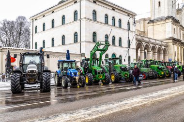 Münih, Almanya - Ocak 08, 2024: Çiftçilerin büyük bir tezahürü Münih şehrini çökertti. Almanya 'nın Münih kentindeki Odeonsplatz' da çalışmaya değecek bir ücret için savaşıyorlar..