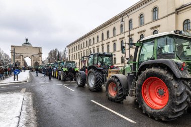 Münih, Almanya - Ocak 08, 2024: Çiftçilerin büyük bir tezahürü Münih şehrini çökertti. Almanya 'nın Münih kentindeki Odeonsplatz' da çalışmaya değecek bir ücret için savaşıyorlar..