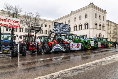 Münih, Almanya - Ocak 08, 2024: Çiftçilerin büyük bir tezahürü Münih şehrini çökertti. Almanya 'nın Münih kentindeki Odeonsplatz' da çalışmaya değecek bir ücret için savaşıyorlar..