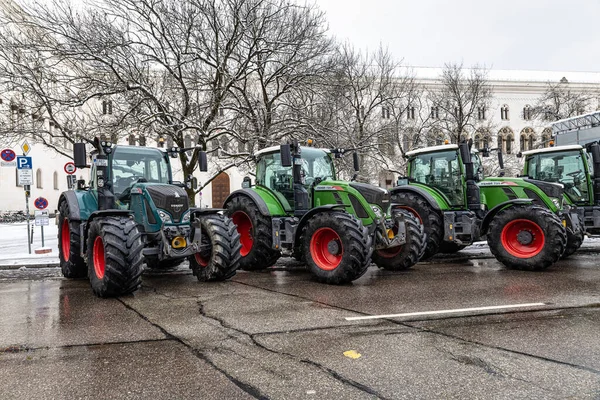 Münih, Almanya - Ocak 08, 2024: Çiftçilerin büyük bir tezahürü Münih şehrini çökertti. Almanya 'nın Münih kentindeki Odeonsplatz' da çalışmaya değecek bir ücret için savaşıyorlar..