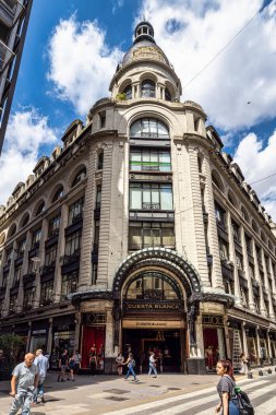 Buenos Aires, Arjantin - 13 Aralık 2023: Cuesta Blanca Store by Botner Pecina Arquitectos Florida Caddesi, Buenos Aires, Arjantin