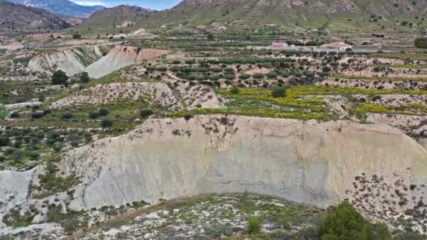 西班牙穆尔西亚附近的阿巴尼拉和马霍亚的荒地是几千年来水的侵蚀力形成的月球景观的地区 — 图库视频影像