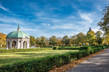 Dianatempel ile Münih 'te Hofgarten Park' ın sonbahar manzarası. Diana Pavyonu ve Münih ve Odeonsplatz 'ın bitişiğindeki Hofgarten arazisi..
