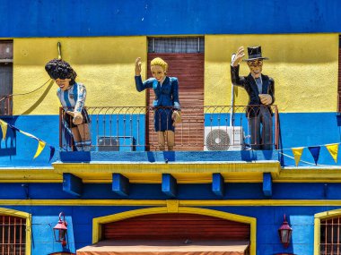 Buenos Aires, Arjantin - 16 Aralık 2023: Arjantin, Buenos Aires 'teki La Boca mahallesindeki Caminito caddesinde renkli binalar. Tango 'nun doğduğu liman bölgesiydi.