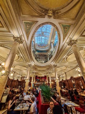 Buenos Aires, Arjantin - 16 Aralık 2023: Arjantin 'deki Buenos Aires' teki eski Confiteria İdeal şekerleme fabrikasının içi.