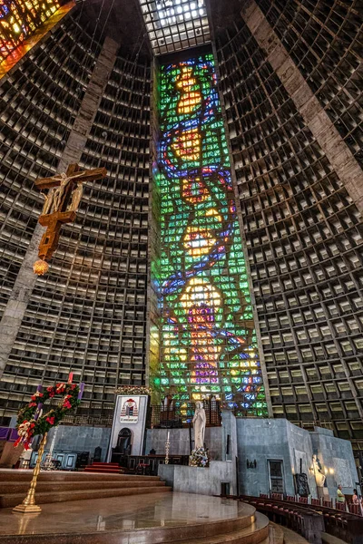 Rio de Janeiro, Brezilya - 29 Kasım 2023: Brezilya 'nın Rio de Janeiro kentindeki bir Maya piramidinden yola çıkarak tasarlanmış modernist bir yapı olan Aziz Sebastian Metropolitan Katedrali' nin içi lekeli cam.