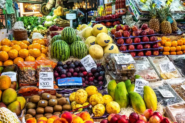 Buenos Aires, Arjantin - 16 Aralık 2023: Arjantin 'in başkenti Buenos Aires' teki ünlü San Telmo tarihi market gıda salonu.