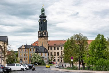 Weimar, Almanya - 10 Mayıs 2023: Weimar, Thuringia, Almanya 'daki Şehir Sarayı veya şehir kalesi kentin en ilginç tarihi ve mimari eserleri listesinde yer almaktadır.