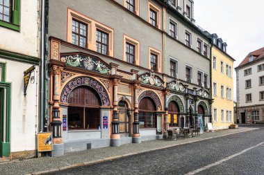 Weimar, Almanya - 10 Mayıs 2023: Weimar 'ın pazar meydanına tarihi tiyatro Im Gewolbe binası