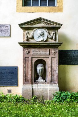 Weimar, Almanya - 11 Mayıs 2023: St. James Kilisesi Mezarlığı, Weimar, Almanya 'da Jakobskirche. İlk kilise 1168 yılında inşa edildi. Şimdiki kilise 1713 'te inşa edildi..