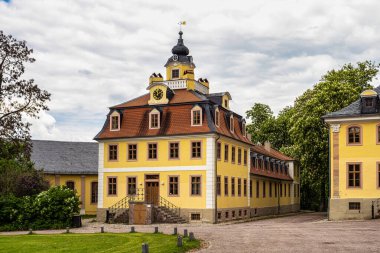 Weimar, Almanya - 12 Mayıs 2023: Weimar Thuringia Almanya yakınlarındaki Belvedere Şatosu 18. yüzyıldan kalma zarif bir yazlık. Castle Park 'tan görüntü.