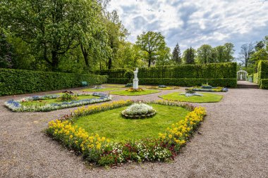 Weimar, Almanya - 12 Mayıs 2023: Weimar Thuringia Almanya yakınlarındaki Belvedere Kalesi 'ndeki Rus bahçesi. 18. yüzyıldan kalma zarif bir yazlık ev. Castle Park 'tan görüntü.