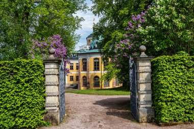 Weimar, Almanya - 12 Mayıs 2023: Weimar Thuringia Almanya yakınlarındaki Belvedere Kalesi 'ndeki Rus bahçesi. 18. yüzyıldan kalma zarif bir yazlık ev. Castle Park 'tan görüntü.