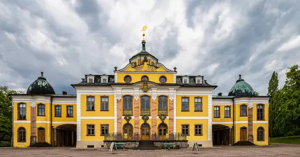 Weimar, Almanya - 12 Mayıs 2023: Weimar Thuringia Almanya yakınlarındaki Belvedere Şatosu 18. yüzyıldan kalma zarif bir yazlık. Castle Park 'tan görüntü.