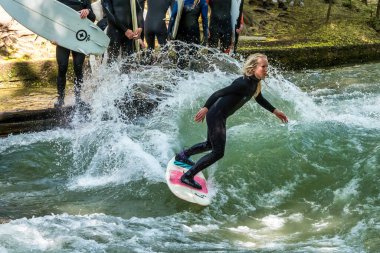 Münih, Almanya - Haziran 04, 2023: Şehir Nehrinde Sörfçü, Münih 'te Eisbach adı verilen kentsel çevrede sörf yapan insanlarla ünlüdür.