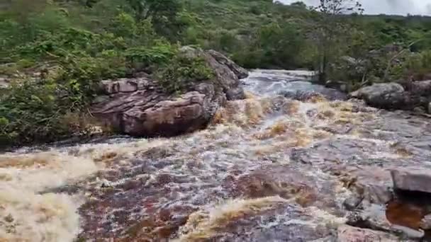 View River Mucugezinho Running Water Forming Waterfall Poco Pato Chapada — Vídeo de Stock