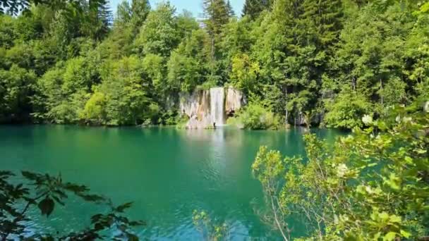 Majestätisk Utsikt Över Vattenfallet Med Turkost Vatten Plitvicesjöarnas Nationalpark Kroatien — Stockvideo