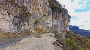 İspanya 'nın Una kentindeki Serrania de Cuenca' nın panoramik manzarası. Una, Cuenca, İspanya 'da yürüyüş patikaları La Raya ve El Escaleron