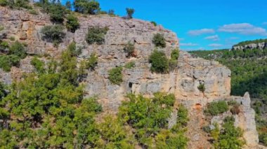 Valdecabras köyündeki dağ manzaraları, Serrania de Cuenca, İspanya, ona sihirli ve gizemli bir dokunuş veren şaşırtıcı kaya şekilleriyle.