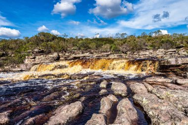 Mucuge, Brezilya - Jan 07, 2024: Mucuge 'deki Tiburtino şelalesi, Chapada Diamantina, Bahia, Brezilya' da kayaların ve taşların üzerinden akıyor. Sempre Viva Parkı