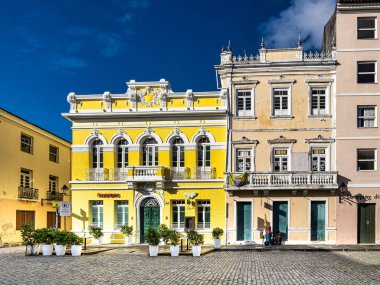 Salvador, Brezilya - 31 Aralık 2023: Brezilya 'nın Salvador da Bahia kentindeki Pelourinho ve Santo Antonio tarihi bölgesinde renkli koloni evleri.