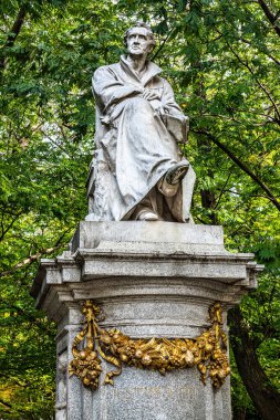 Justus Freiherr von Liebig Anıtı Almanya, Münih 'teki Maximiliansplatz Meydanı' nda. Alman bilim adamı tarımsal ve biyolojik kimyaya - bilime - katkıda bulundu..