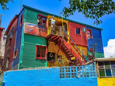 Buenos Aires, Arjantin - 16 Aralık 2023: Arjantin, Buenos Aires 'teki La Boca mahallesindeki Caminito caddesinde renkli binalar. Tango 'nun doğduğu liman bölgesiydi.