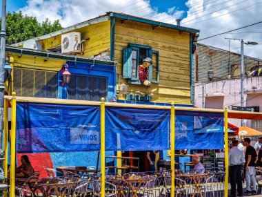Buenos Aires, Arjantin - 16 Aralık 2023: Arjantin, Buenos Aires 'teki La Boca mahallesindeki Caminito caddesinde renkli binalar. Tango 'nun doğduğu liman bölgesiydi.