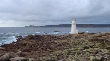 İspanya 'da Galiçya' daki Muxia Sahili 'ndeki deniz feneri. Bu, Finisterre Burnu ziyaretiyle birlikte Jacobean rotasındaki son aşamalardan biridir..