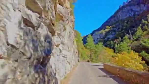 Kör Genom Dalen Hecho Spanska Pyrenéerna Hösten Spanien Europa — Stockvideo