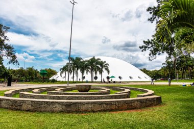Sao Paulo, Brezilya - 22 Ocak 2024: Parque do Ibirapuera 'daki fütüristik salon, Sao Paulo, Brezilya. Sao Paulo şehrindeki en büyük parklardan biri..