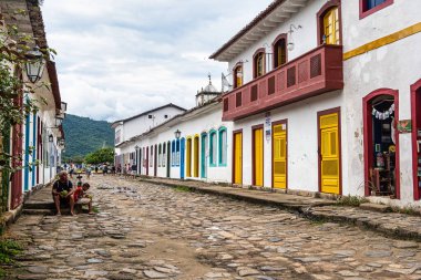 Paraty, Brezilya - 24 Ocak 2024: Paraty, Rio de Janeiro, Brezilya 'da tarihi merkezler ve caddeler. Paraty, Unesco listesindeki Colonil City.