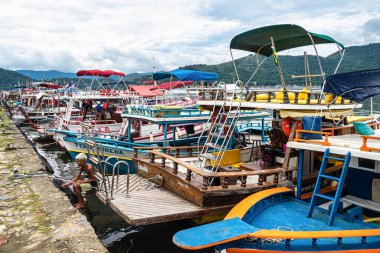 Paraty, Brezilya - 24 Ocak 2024: Paraty Güzel Limanı, Brezilya Rio de Janeiro ve Sao Paulo arasındaki körfezde renkli turist ve balıkçı tekneleri ile.