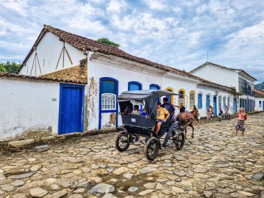 Paraty, Brezilya - 24 Ocak 2024: Paraty, Rio de Janeiro, Brezilya 'da tarihi merkezler ve caddeler. Paraty, Unesco tarafından listelenmiş bir sömürge şehridir.