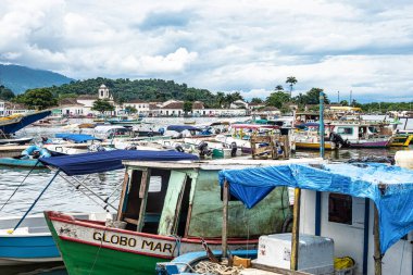 Paraty, Brezilya - 24 Ocak 2024: Paraty Güzel Limanı, Brezilya Rio de Janeiro ve Sao Paulo arasındaki körfezde renkli turist ve balıkçı tekneleri ile.